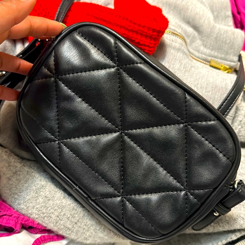 Black crossbody bag.neigh silver chain
